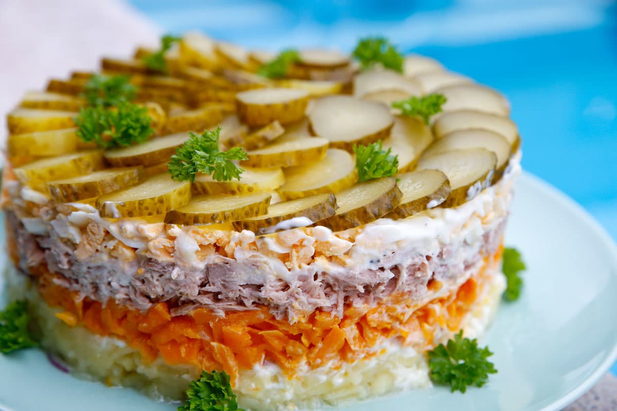 Schichtsalat mit Thunfisch, Gemüse und Eiern