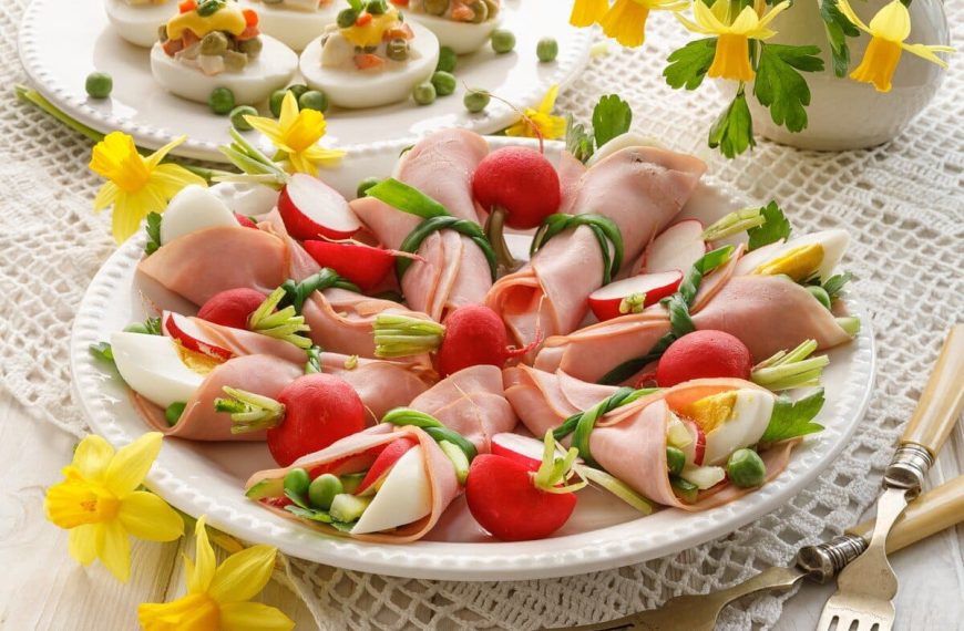 Schinkenröllchen Snack mit Gurken, Radieschen und Ei