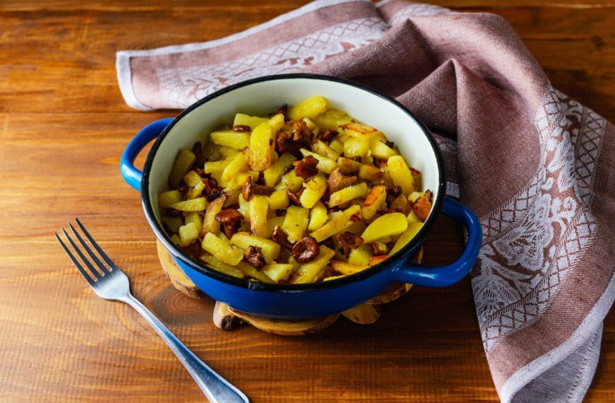 Schmackhafte Bratkartoffeln mit Pfifferlingen, Zwiebeln und Öl