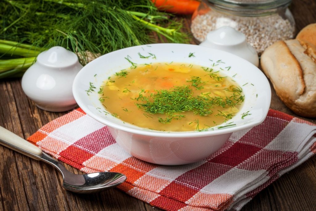 Schmackhafte Fleischsuppe mit Buchweizen und Gemüse