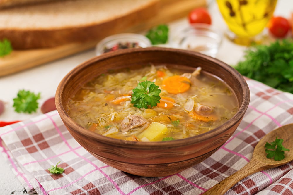 Schmackhafte Sauerkrautsuppe mit Rindfleisch und Gemüse