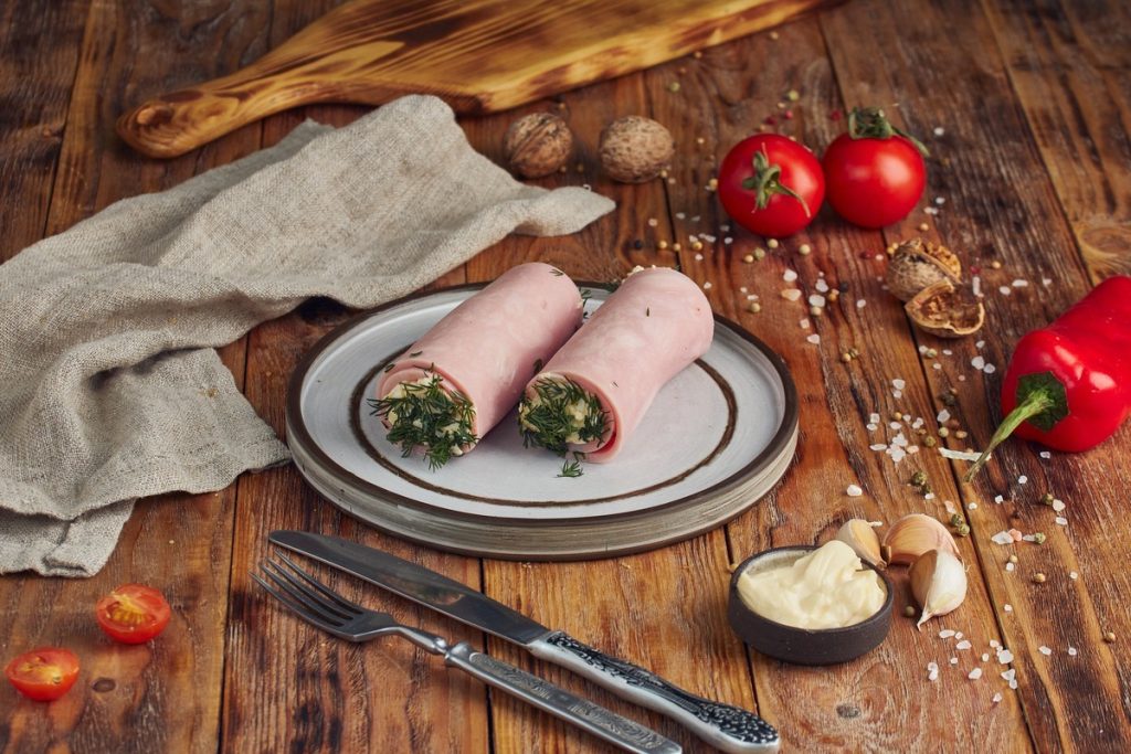 Schmackhafte Schinkenröllchen mit Frischkäse
