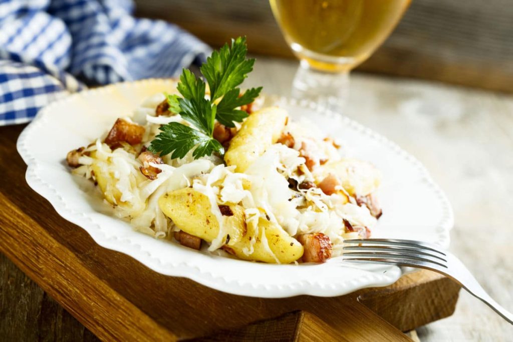 Schmackhafte Schupfnudeln mit Kohl und Bacon
