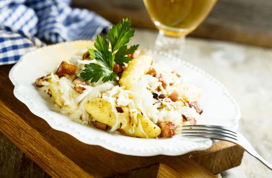 Schmackhafte Schupfnudeln mit Kohl und Bacon