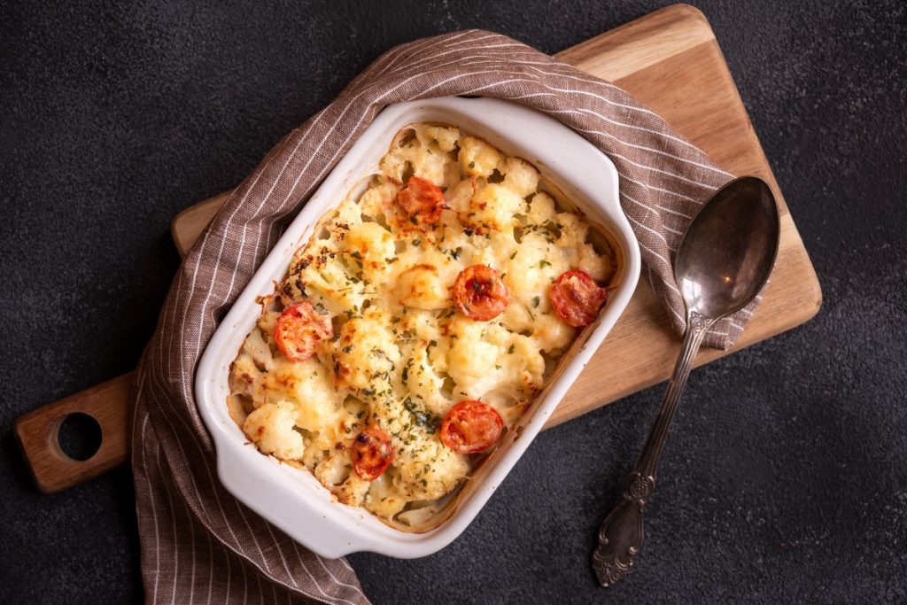 Schmackhafter Blumenkohlauflauf mit Fisch und Tomaten