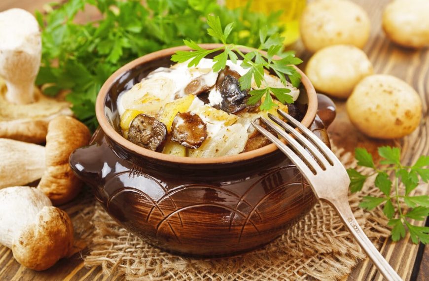 Schmackhafter Kartoffeleintopf mit Waldpilzen und Zwiebeln