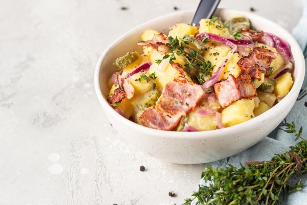 Einfacher Kartoffelsalat mit Zwiebeln, Speck und Würstchen