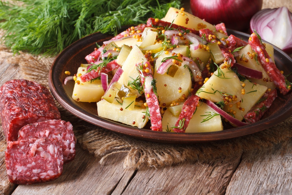Schmackhafter Kartoffelsalat mit Wurst
