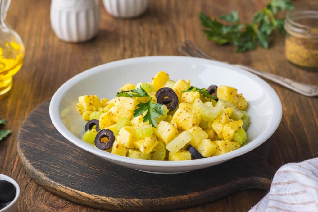 Schmackhafter Selleriesalat mit Kartoffeln und Oliven