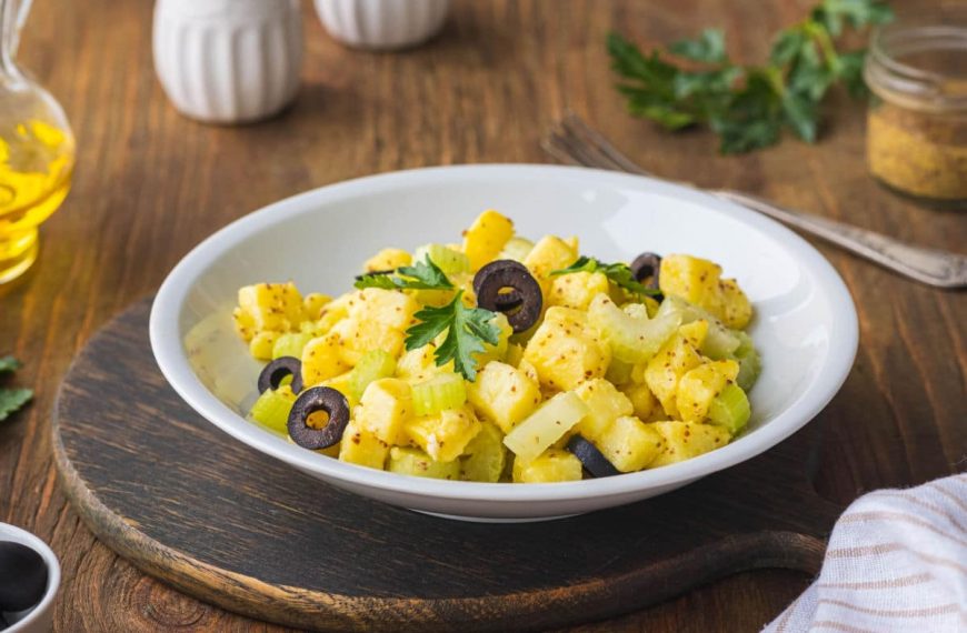 Schmackhafter Selleriesalat mit Kartoffeln und Oliven
