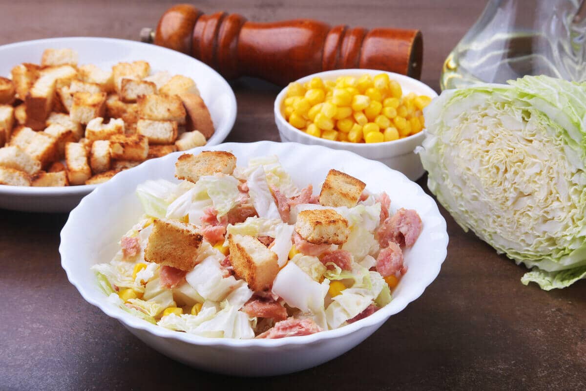 Schmackhafter Thunfischsalat mit Chinakohl und Croutons