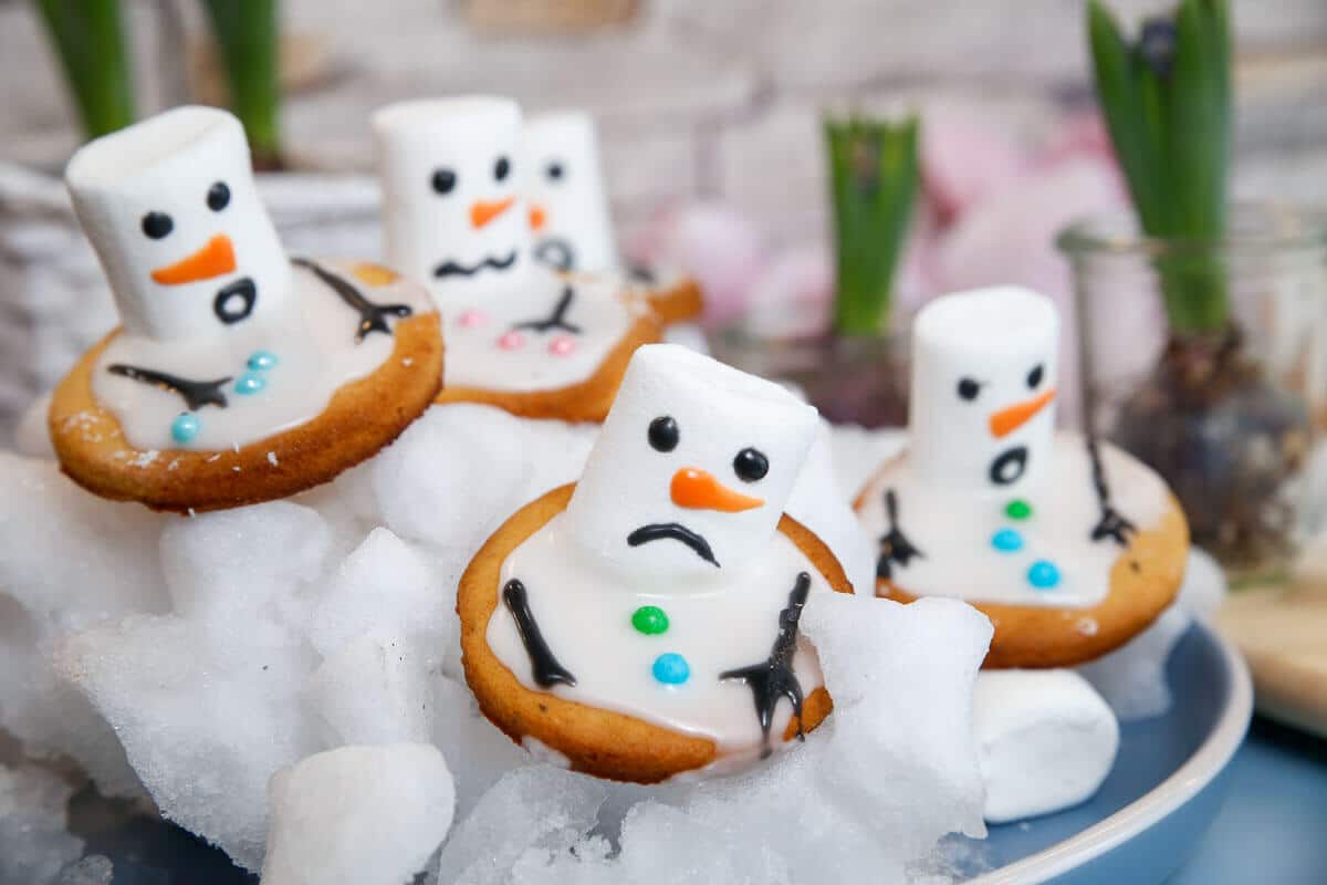 Schneemann Kekse mit Zuckerguss und Marshmallows - Honig Plätzchen