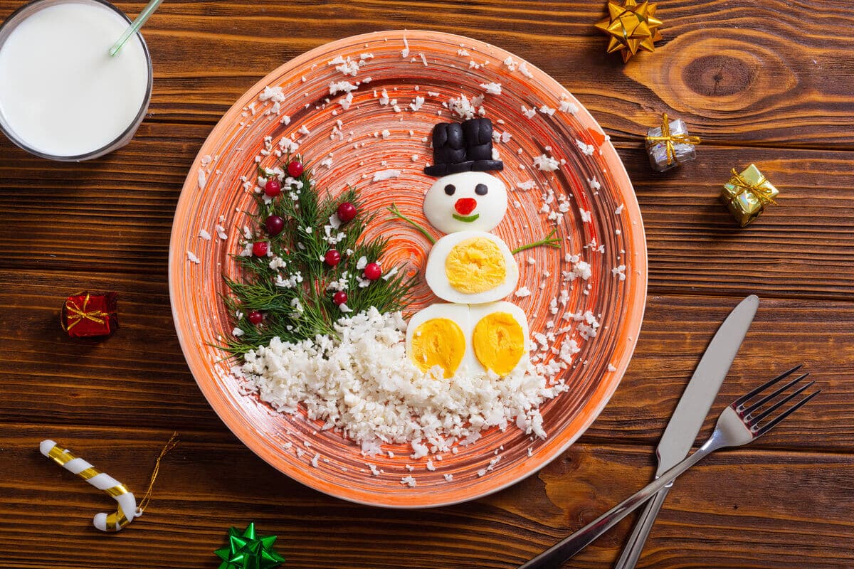Schneemann Weihnachtsfrühstück mit Ei und Dill