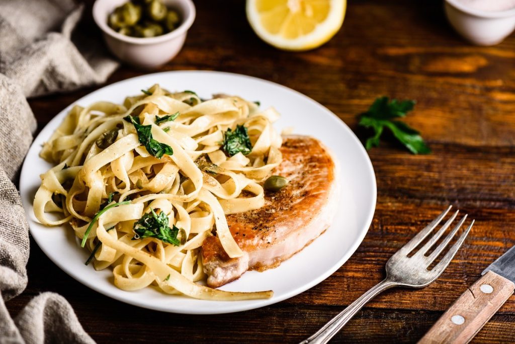 Schnell gebackene Schweinemedaillons mit Knoblauch und Gewürzen
