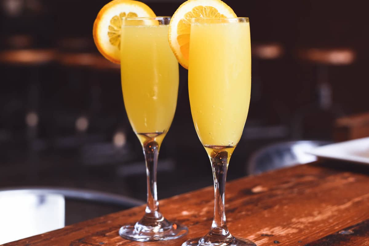 Schnell zubereiteter Mimosa Cocktail mit Champagner und Orangensaft