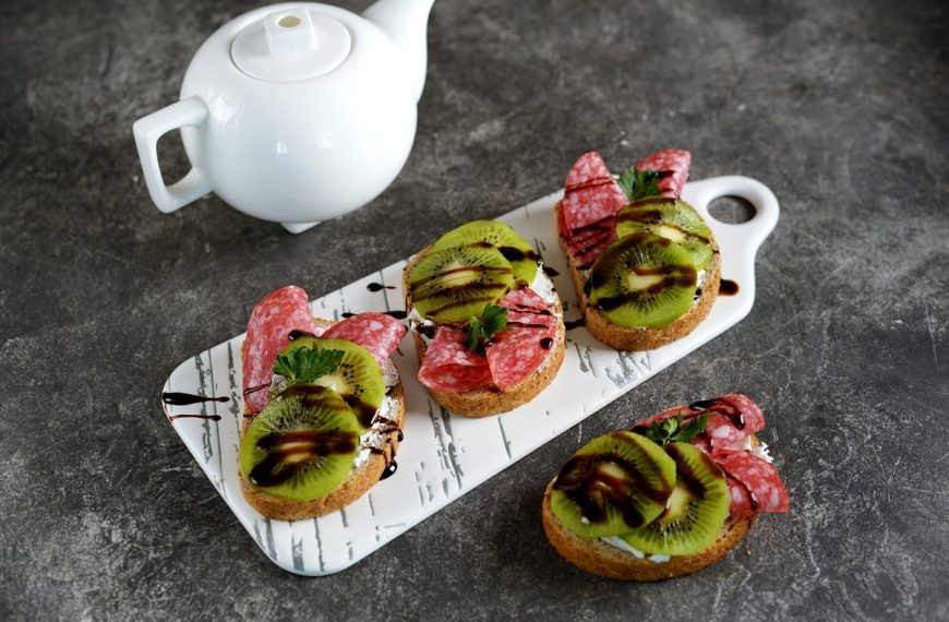 Schnelle Abendbrot Idee aus Brot, mit Wurst und Käse