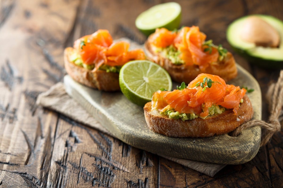 Schnelle Baguette Häppchen mit Lachs und Guacamole