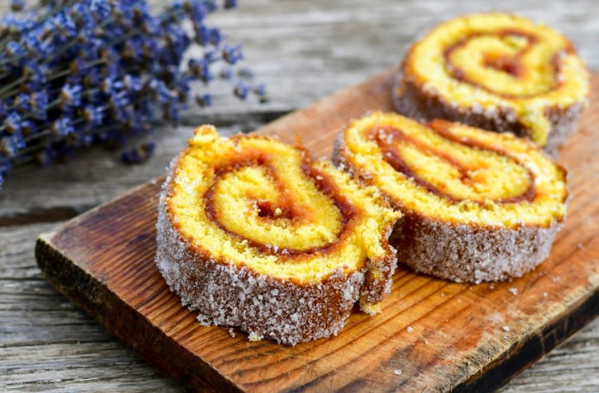 Schnelle Biskuitrolle mit Marmelade
