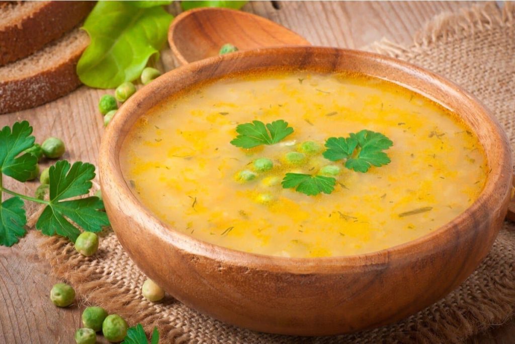 Schnelle Erbsensuppe mit Schinken und frischen Kräutern
