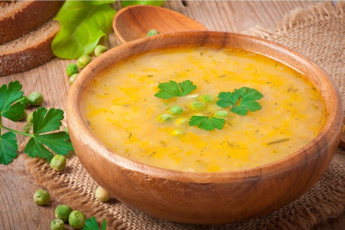 Schnelle Erbsensuppe mit Schinken und frischen Kräutern