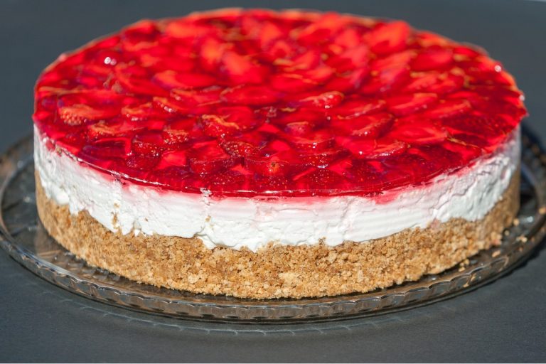 Schnelle Erdbeertorte mit Mascarponecreme und Tortenguss