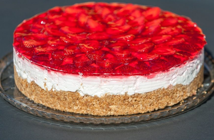 Schnelle Erdbeertorte mit Mascarponecreme und Tortenguss