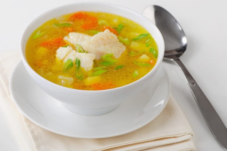 Schnelle Fischsuppe mit Kartoffeln und Zwiebeln