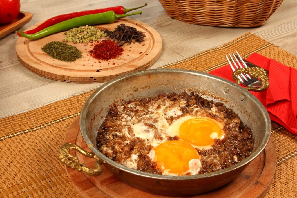 Schnelle Hackfleischpfanne mit Eiern