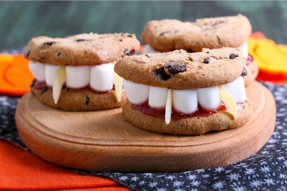 Schnelle Halloween Dracula Kekse mit Marshmallows und Marmelade