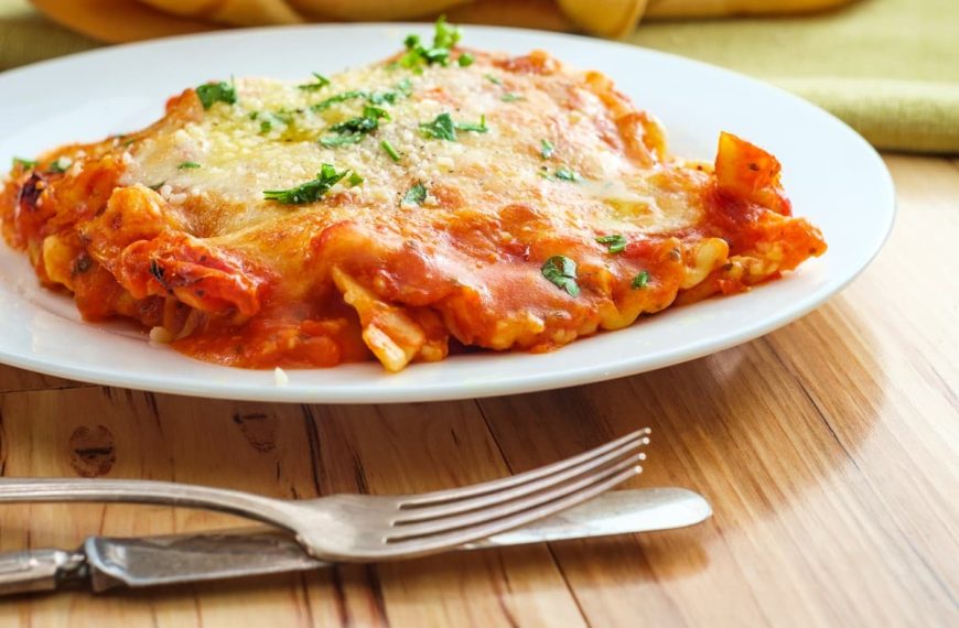 Schnelle Lasagne aus Hackfleisch mit Tomatensoße und Ricotta