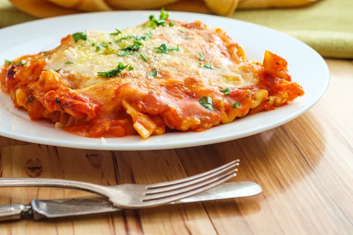 Schnelle Lasagne aus Hackfleisch mit Tomatensoße und Ricotta