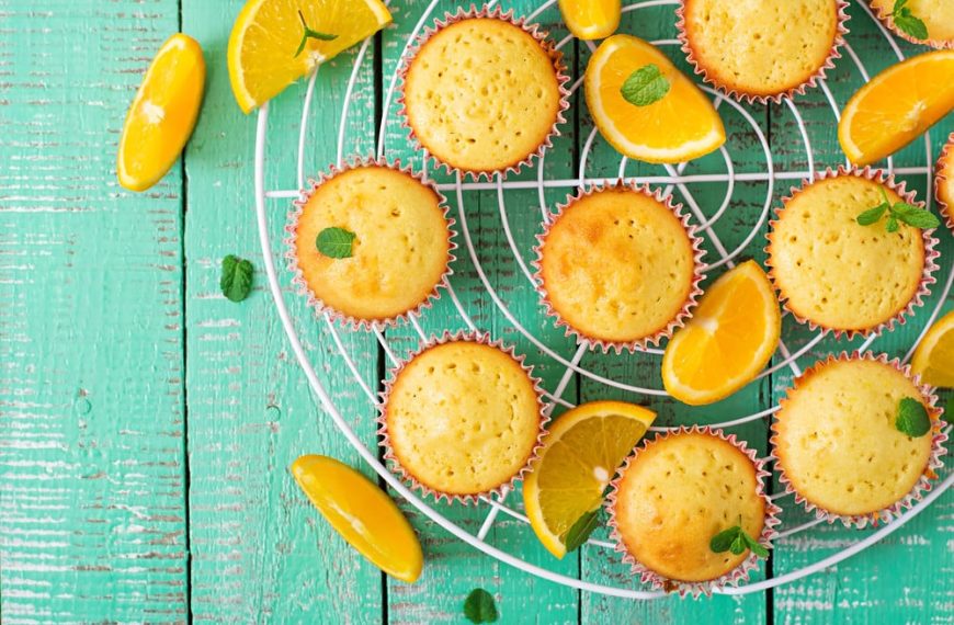 Schnelle Muffins aus einem Rührteig mit Orangen