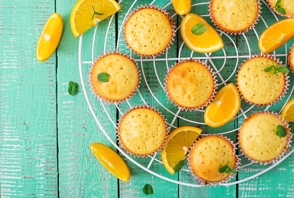 Schnelle Muffins aus einem Rührteig mit Orangen