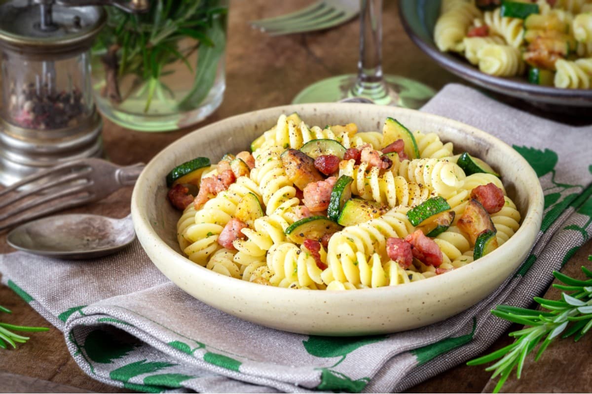 Schnelle Nudelpfanne mit Zucchini und Bacon