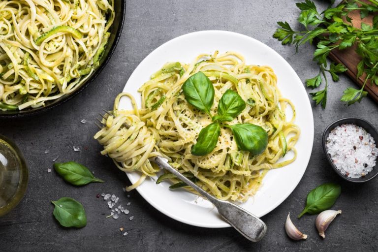 Pasta aus Bandnudeln mit Zucchini und Zitronensoße