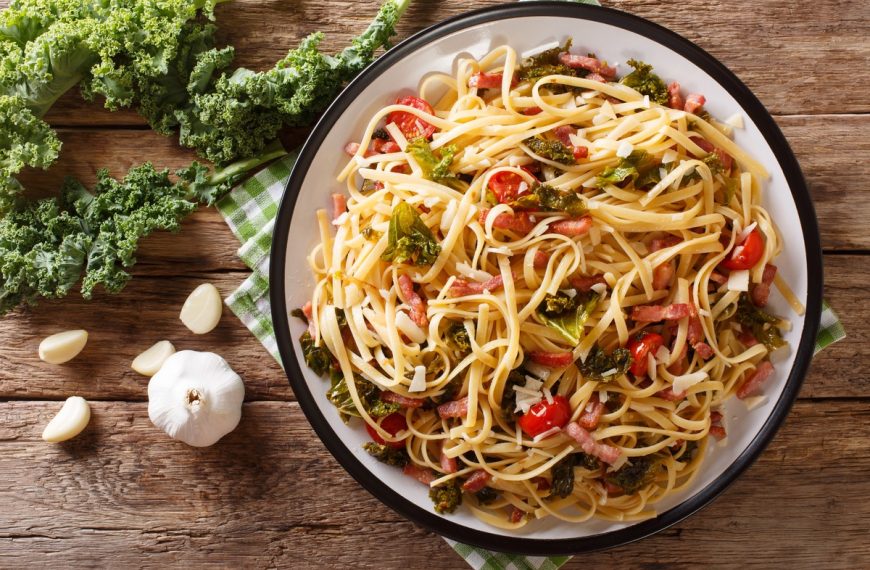 Schnelle Pasta mit Grünkohl, Cherrytomaten und Schinken