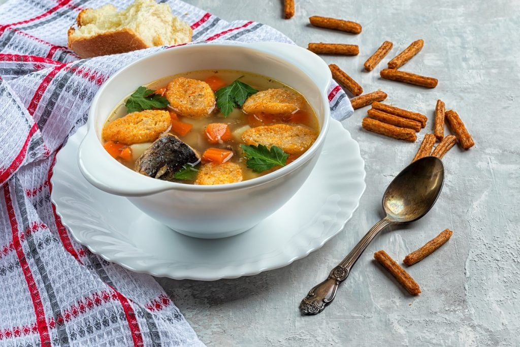 Schnelle Reissuppe mit Fisch, Kartoffeln und Karotten