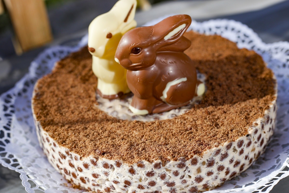 Schnelle Torte ohne Backen mit Rice Crispy und Erdnüssen - Ostertorte