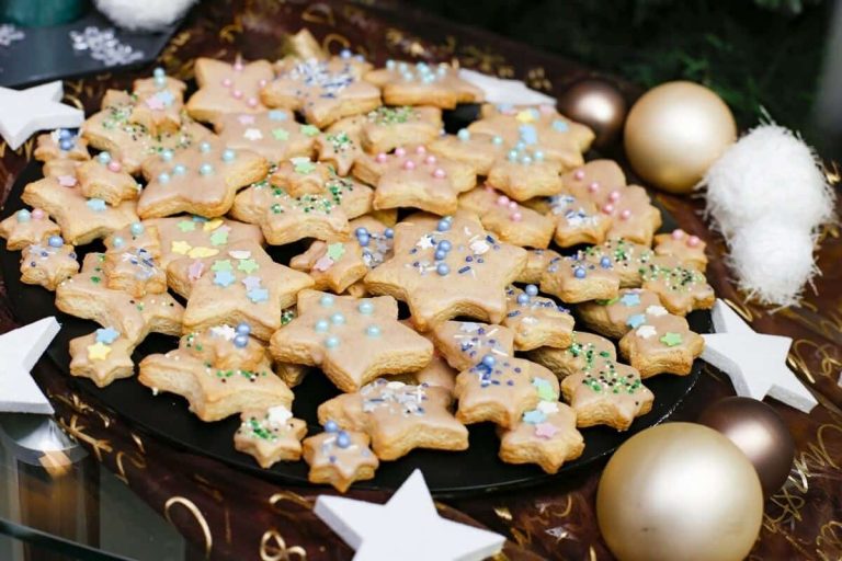 Schnelle Weihnachtsplätzchen Zimtsterne mit Zuckerstreuseln