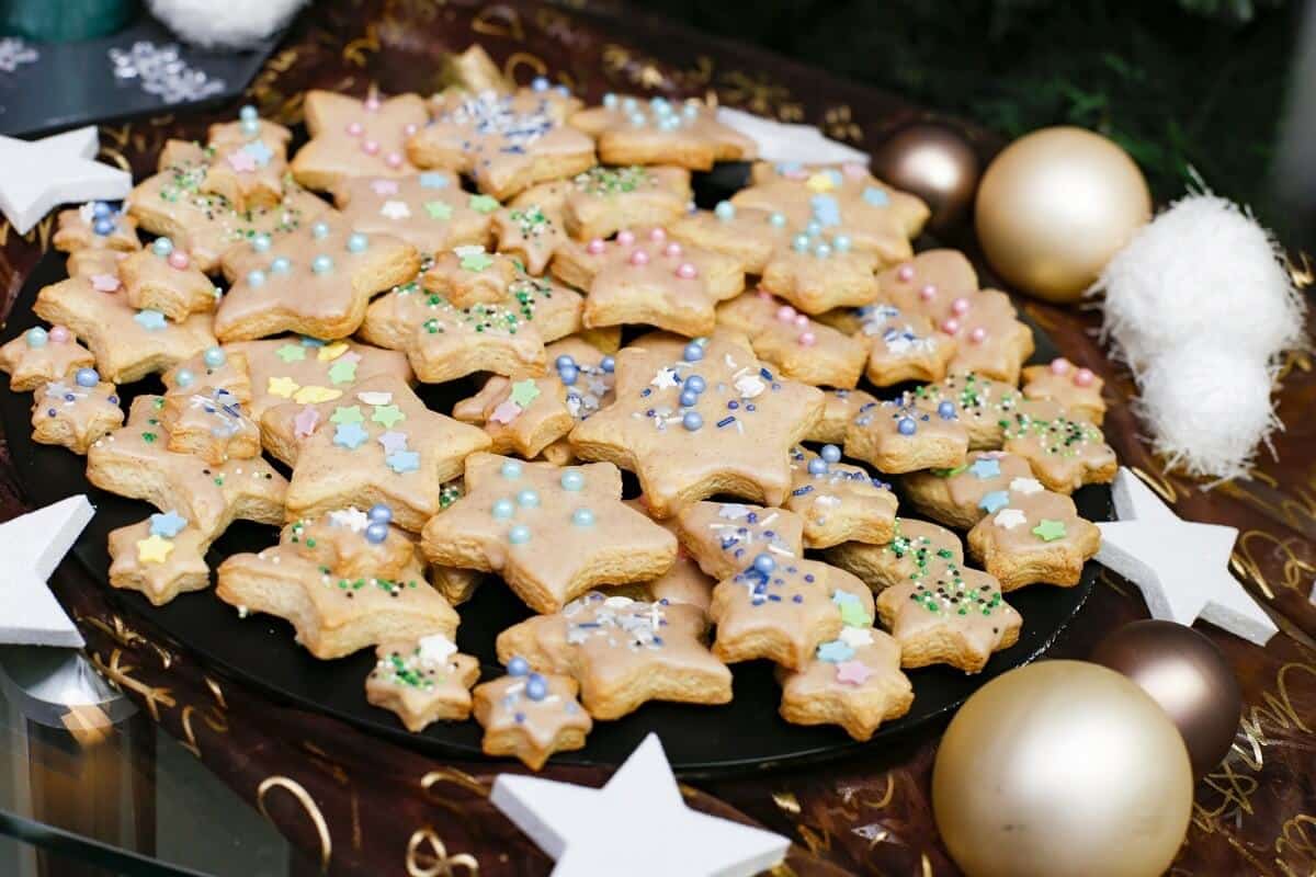 Schnelle Weihnachtsplätzchen Zimtsterne mit Zuckerstreuseln