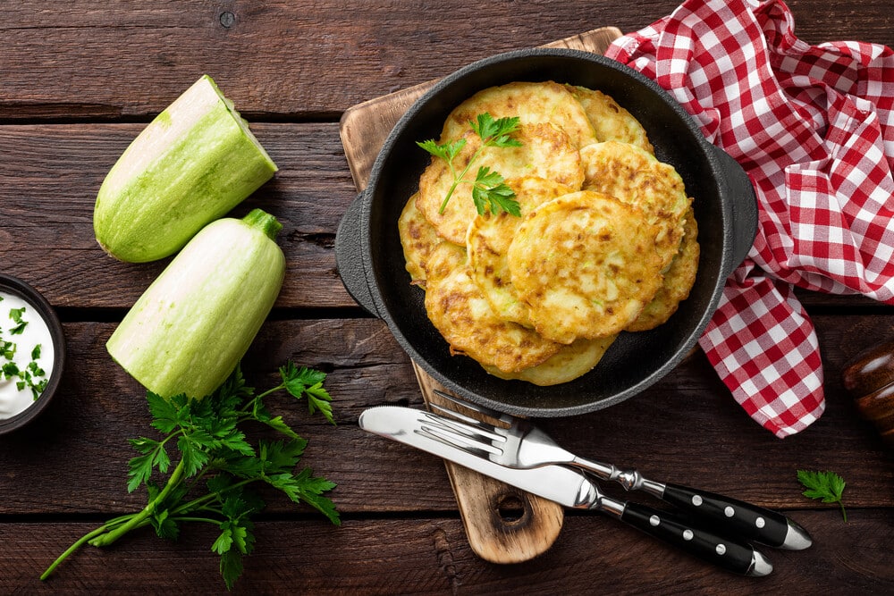 Schnelle Zucchini Puffer mit Zwiebeln und Eiern