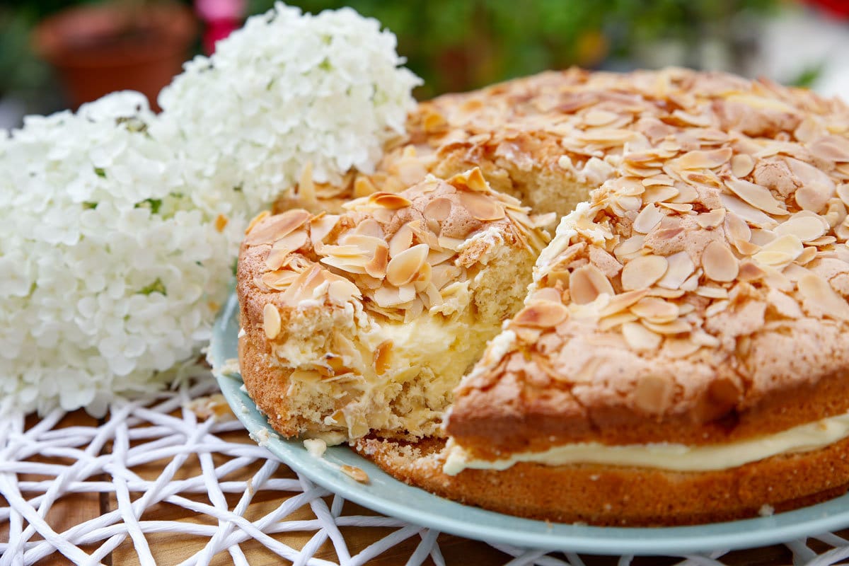 Schneller Bienenstich mit Mandeln und Vanillecreme