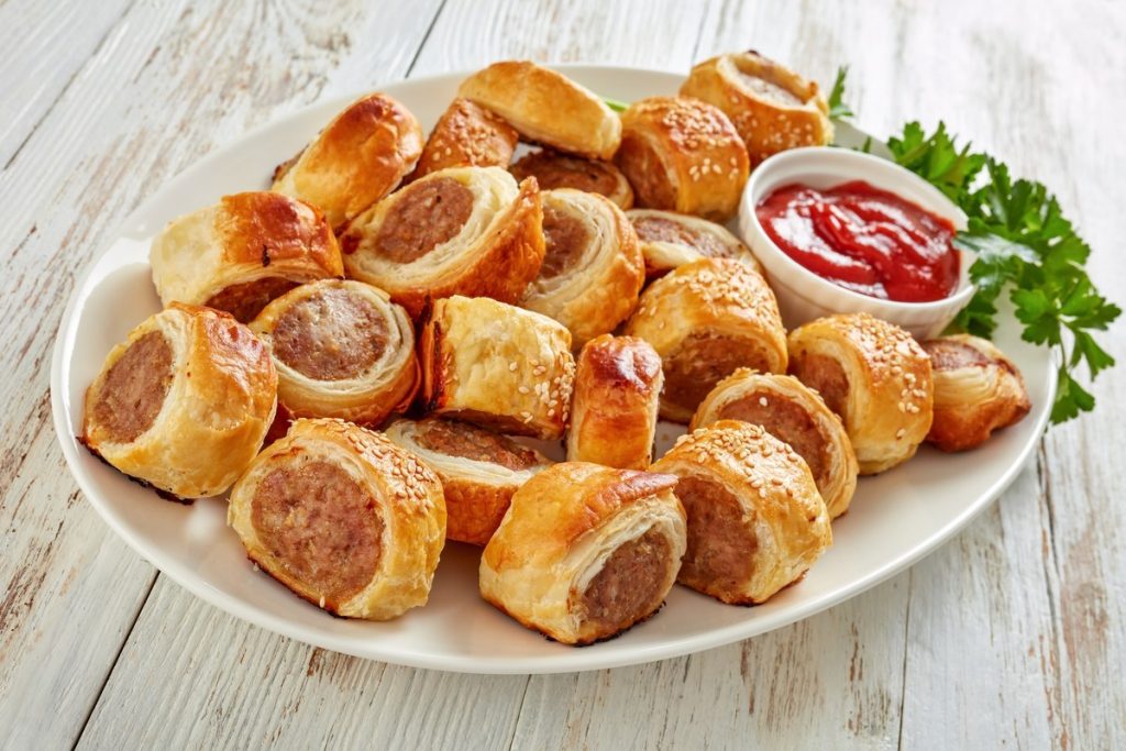Schneller Blätterteig Snack mit Sesam und Hackfleischfüllung