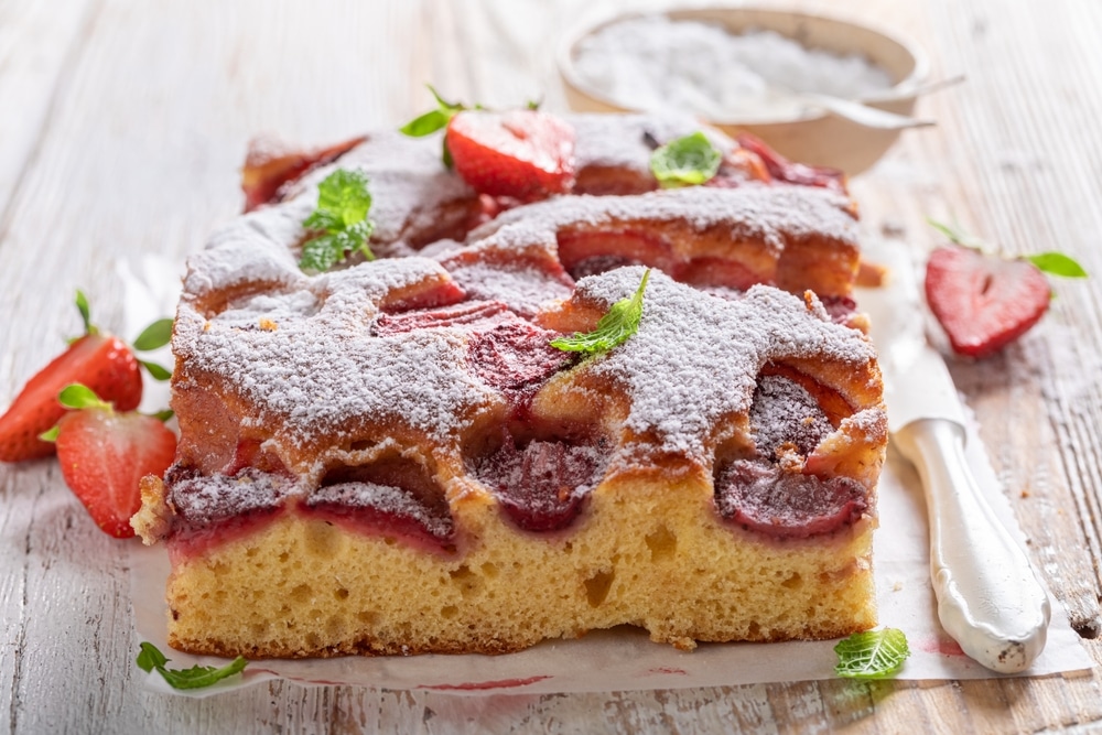 Schneller Blechkuchen mit Erdbeeren