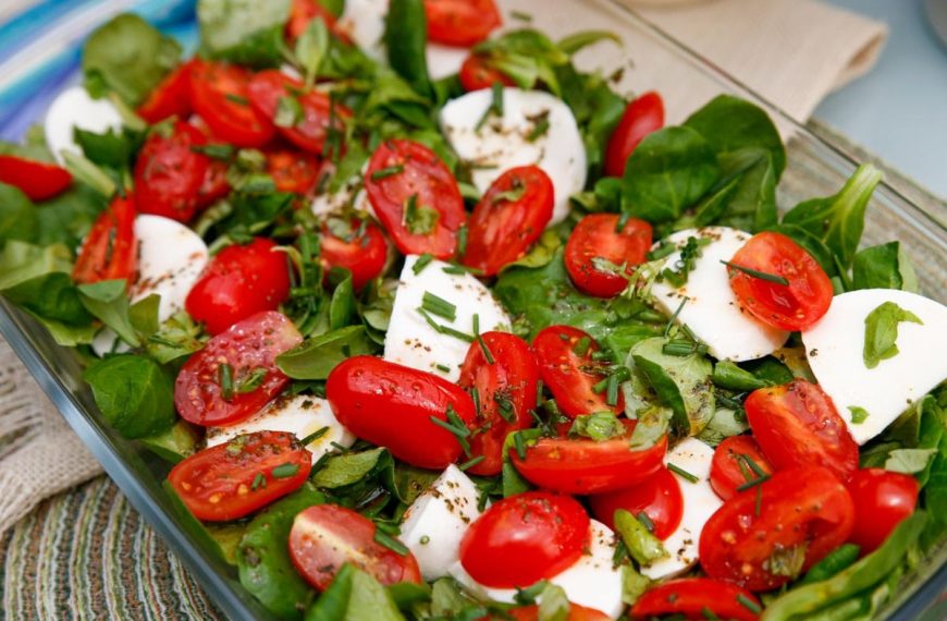 Schneller Caprese Salat aus Tomaten und Mozzarella auf Feldsalat