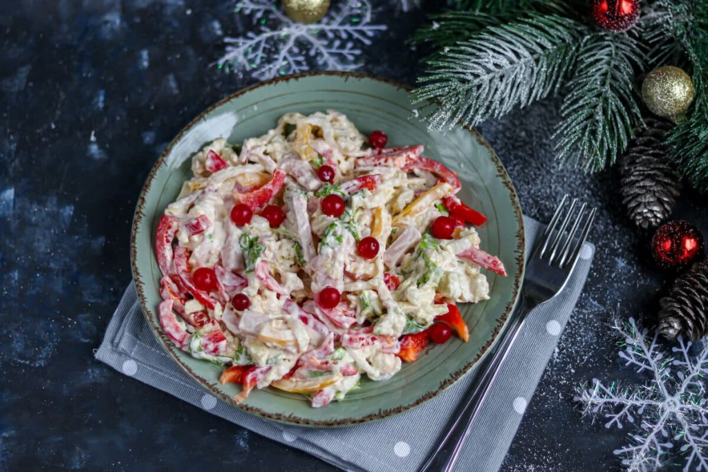 Schneller Chinakohlsalat mit Paprika, Schinken und Käse