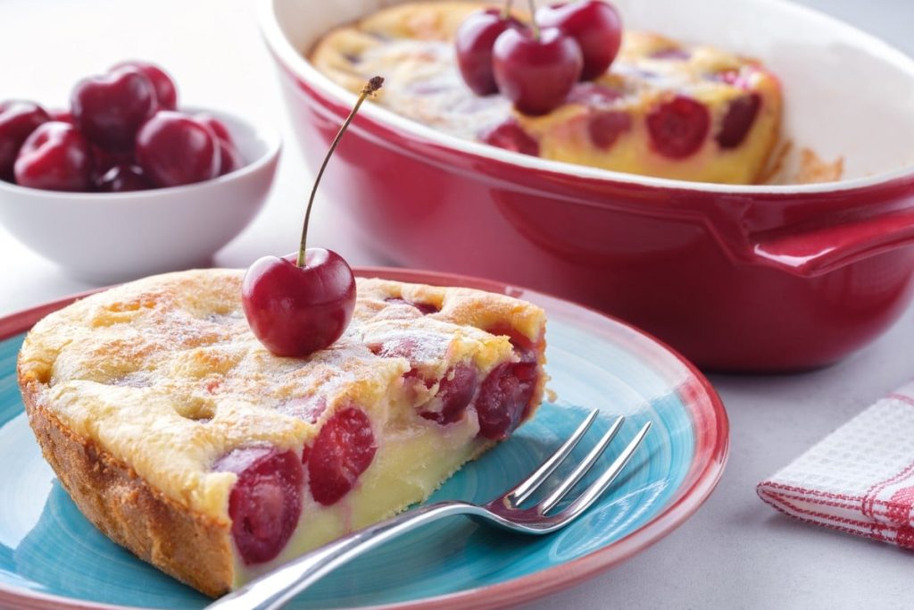 Schneller Clafoutis mit frischen Kirschen und Vanille