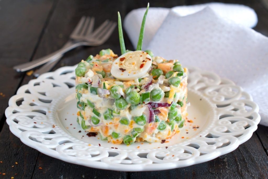 Schneller Eiersalat mit Erbsen, Käse und Schnittlauch