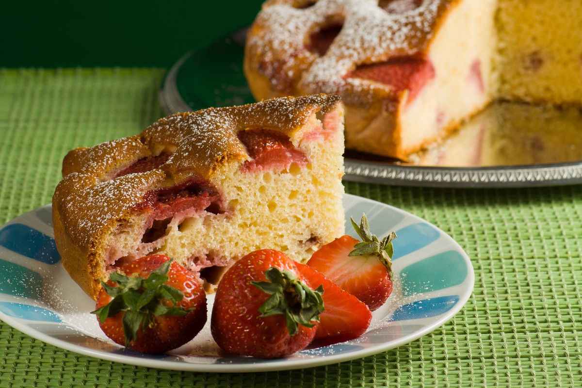 Schneller Erdbeerkuchen mit Puderzucker - Einfacher Sommerkuchen