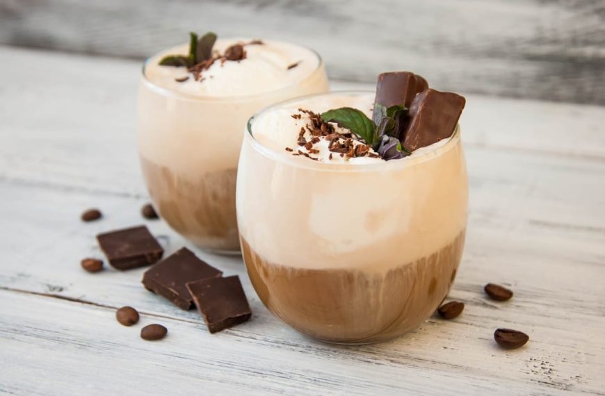 Schneller Espresso Eiskaffee mit Schokolade und Sahneeis